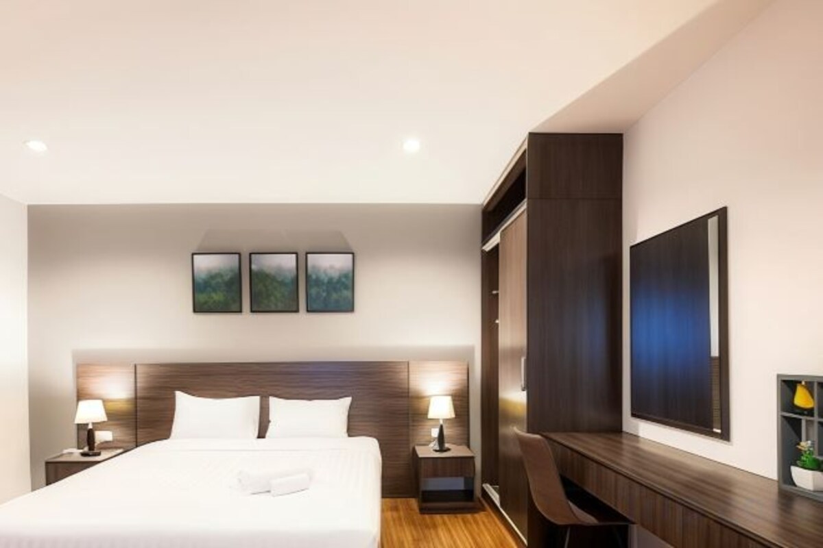 Blackout drapes, WiFi (free), bed sheets