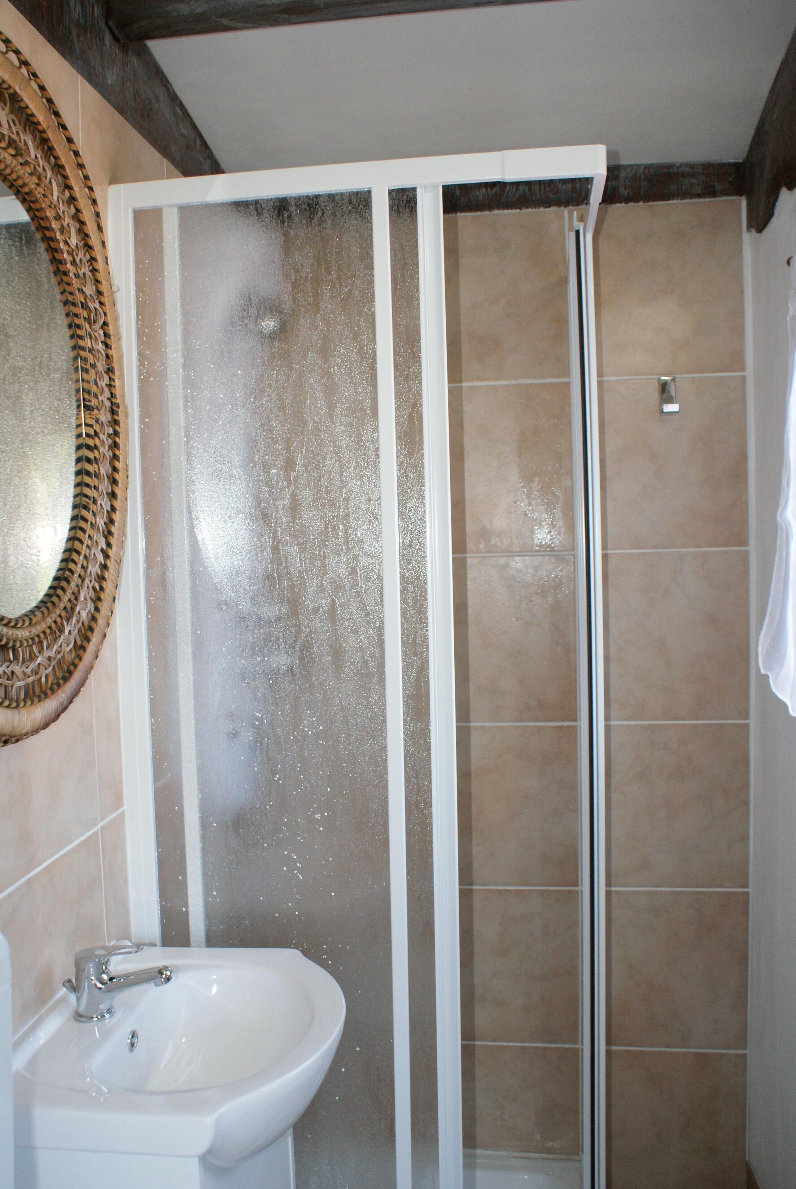 Dusche, Whirlpool, Haartrockner, Handtücher