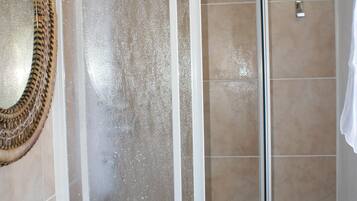 Dusche, Whirlpool, Haartrockner, Handtücher