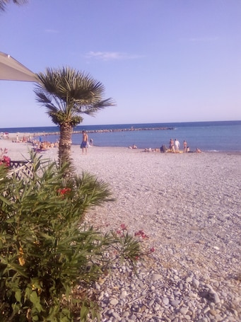Beach. Bungalow Sixdays 2 with outdoor hot tub.