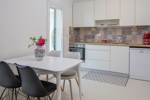 Fridge, microwave, oven, dishwasher - Book Villa Basic and get relaxed with wine and beautiful sunset from top floor (Dvornica)