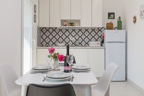 Kylskåp, mikrovågsugn, ugn och diskmaskin