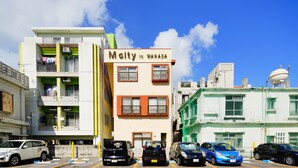 Un edificio de varios pisos con un letrero que dice "Meity in WAKASA".