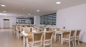 含每日吃到飽早餐