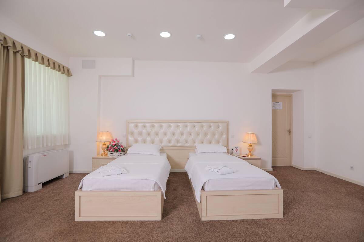 Double or Twin Room | Peti besi dalam bilik, langsir/tirai gelap terus, kalis bunyi