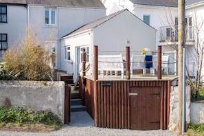 Terrace/patio - Lan y Môr : Family-Friendly 3‑Bed Cottage with Beach Access in Rhosneigr | Managed by Anglesey Holid (Rhosneigr)