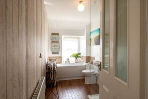 Badekar, hårtørrer, håndklæder