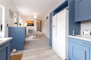 Interior - Lan y Môr : Family-Friendly 3‑Bed Cottage with Beach Access in Rhosneigr | Managed by Anglesey Holid (Rhosneigr)
