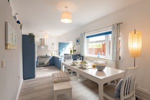  Open-plan kitchen diner with dining table seating six, pet-friendly cottage with direct beach access in Rhosneigr, Anglesey