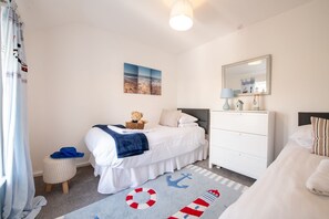 3 bedrooms, iron/ironing board, travel crib, free WiFi - Lan y Môr : Family-Friendly 3‑Bed Cottage with Beach Access in Rhosneigr | Managed by Anglesey Holid (Rhosneigr)