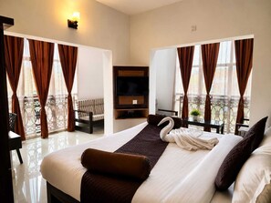 Superior balcony | 1 dormitorio, tabla de planchar con plancha, ropa de cama