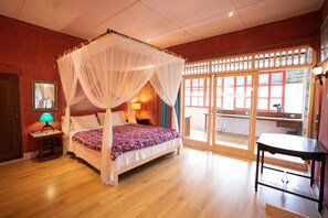 Superior-Apartment | Schreibtisch, laptopgeeigneter Arbeitsplatz, Verdunkelungsvorhänge