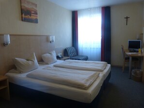 Dubbelrum eller tvåbäddsrum - privat badrum | Värdeförvaringsskåp på rummet, skrivbord och ljudisolering