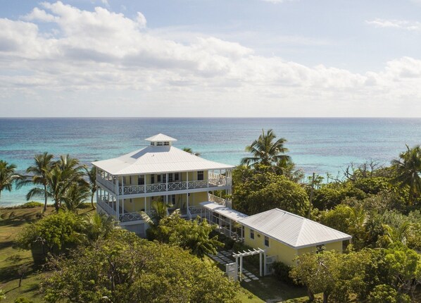 Une maison à deux étages avec un balcon donnant sur l’océan.
