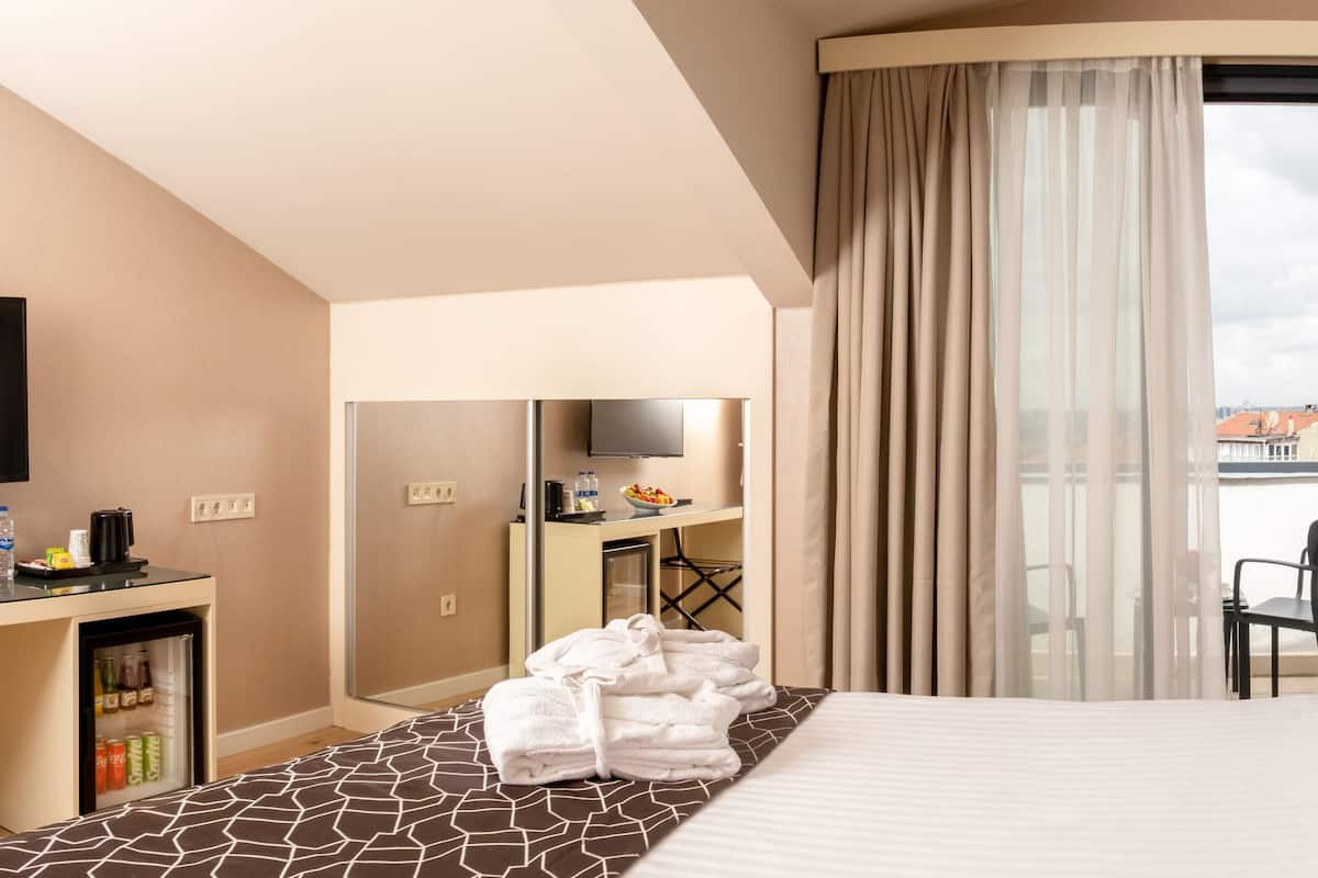 Standard Loft, 1 Queen Bed, City View | 1 bedroom, Egyptian cotton sheets, premium bedding, in-room safe