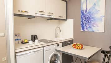 Family Suite (Double) | Living area | 40-inch LCD TV with satellite channels, TV