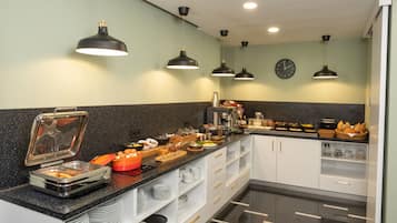 Sarapan ala kontinental setiap hari (EUR 4 per orang)