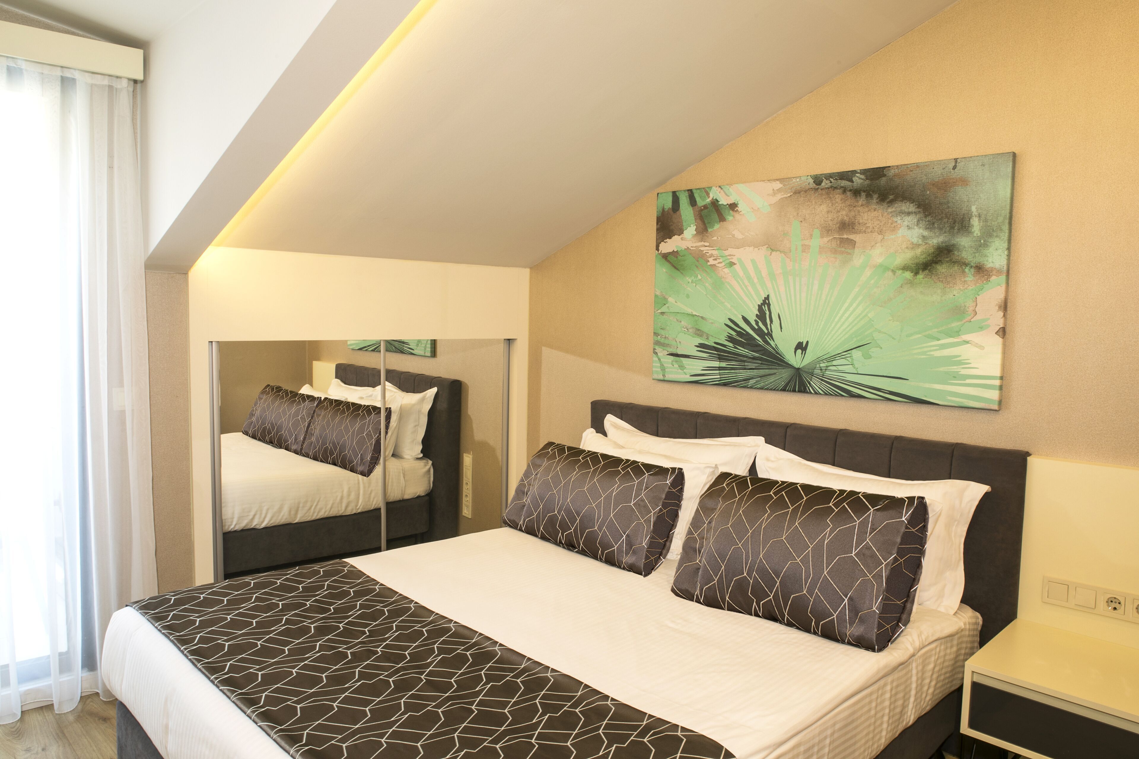 Egyptian cotton sheets, premium bedding, in-room safe, desk