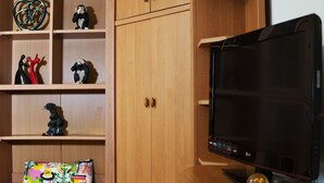Basic Apartment | Iron/ironing board, free WiFi, bed sheets - 2BD Apt. 3Min Walk To The Beach Netflix (Bat Yam)