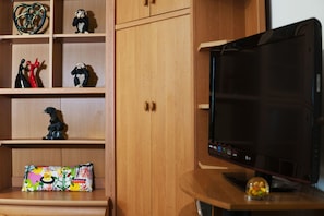 Apartamento básico | Ferros/tábuas de passar roupa, Wi-Fi de cortesia, roupa de cama