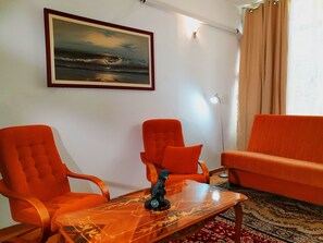 Basic Apartment | Living room | Flat-screen TV, Netflix
