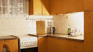 Basic Apartment | Private kitchen | Full-sized fridge, microwave, oven, stovetop - 2BD Apt. 3Min Walk To The Beach Netflix (Bat Yam)
