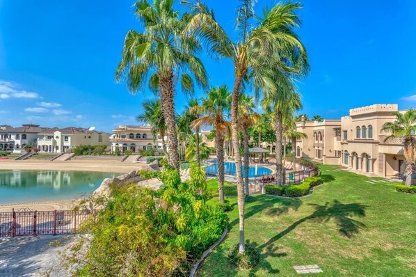 10 outdoor pools - Palm Canal Cove Villa 5 Bedrooms (Dubai)