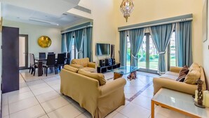 Comfort Villa | Living area - Palm Canal Cove Villa 5 Bedrooms (Dubai)