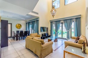 Living area - Palm Canal Cove Villa 5 Bedrooms (Dubai)