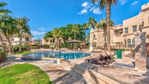Outdoor pool - Palm Canal Cove Villa 5 Bedrooms (Dubai)