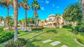Outdoor pool - Palm Canal Cove Villa 5 Bedrooms (Dubai)