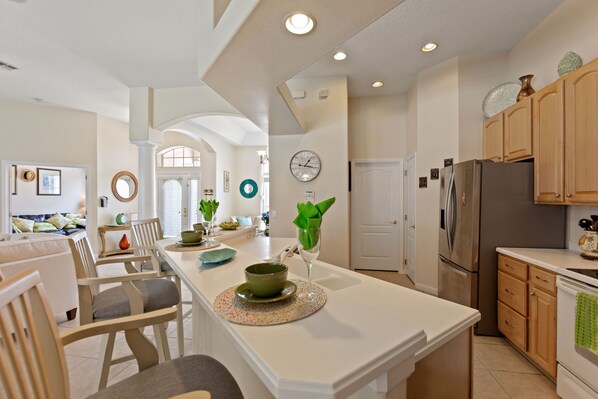 冷蔵庫、電子レンジ、オーブン、コンロ