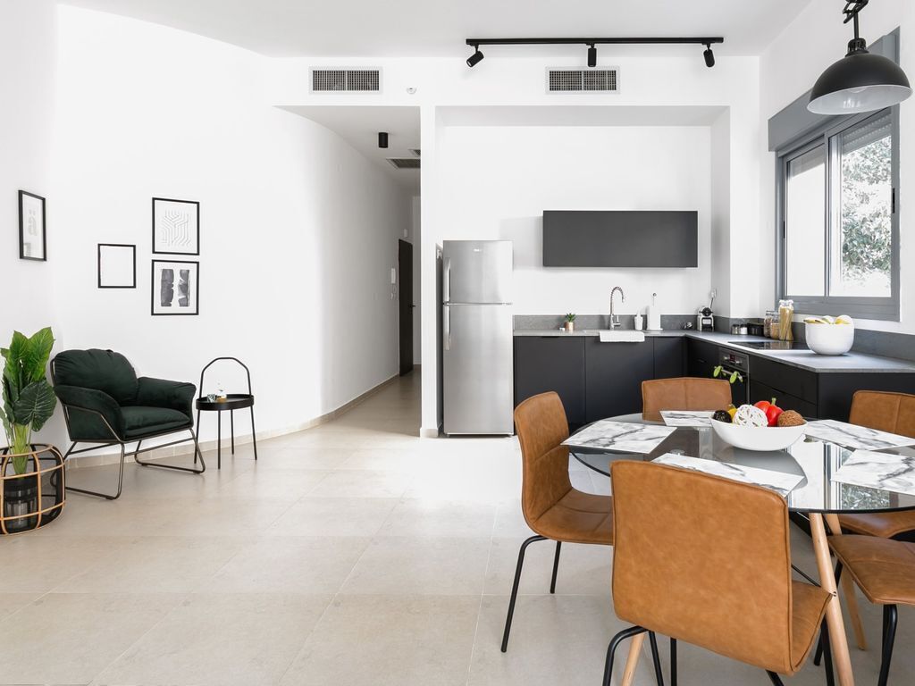 Microondas, horno, lavavajillas y cafetera y tetera 