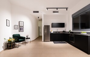 Microwave, oven, dishwasher, coffee/tea maker - Newly renovated apartment in the best location in Tel Aviv 4 min walk to beach (Tel Aviv-Yafo)