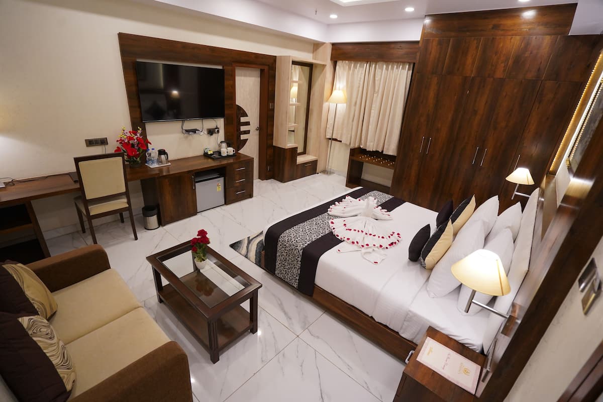 Down duvets, minibar, in-room safe, laptop workspace