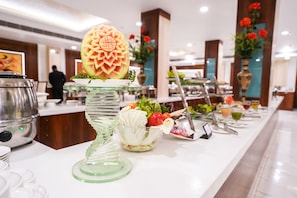3 restaurantes; se sirve desayuno, almuerzo, cena y brunch