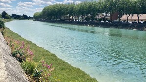 A river with a grassy bank and trees. - Charming Duplex Trouville / Deauville 5mn Train Station (Trouville-sur-Mer)