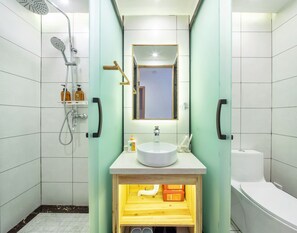 Habitació amb dos llits individuals bàsica | Bany | Dutxa, articles de tocador gratuïts, assecador de cabells i sabatilles 