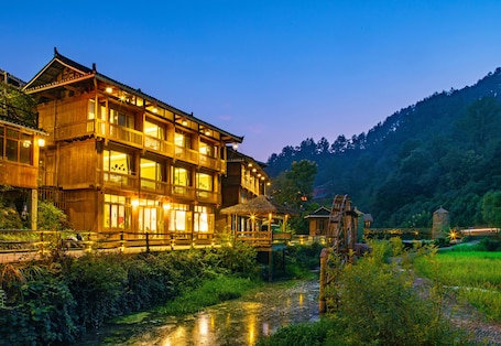 Fachada de la propiedad por la tarde o noche. W Lodge