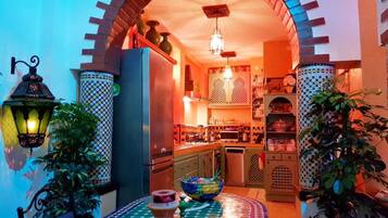 Fridge, oven, stovetop, coffee/tea maker