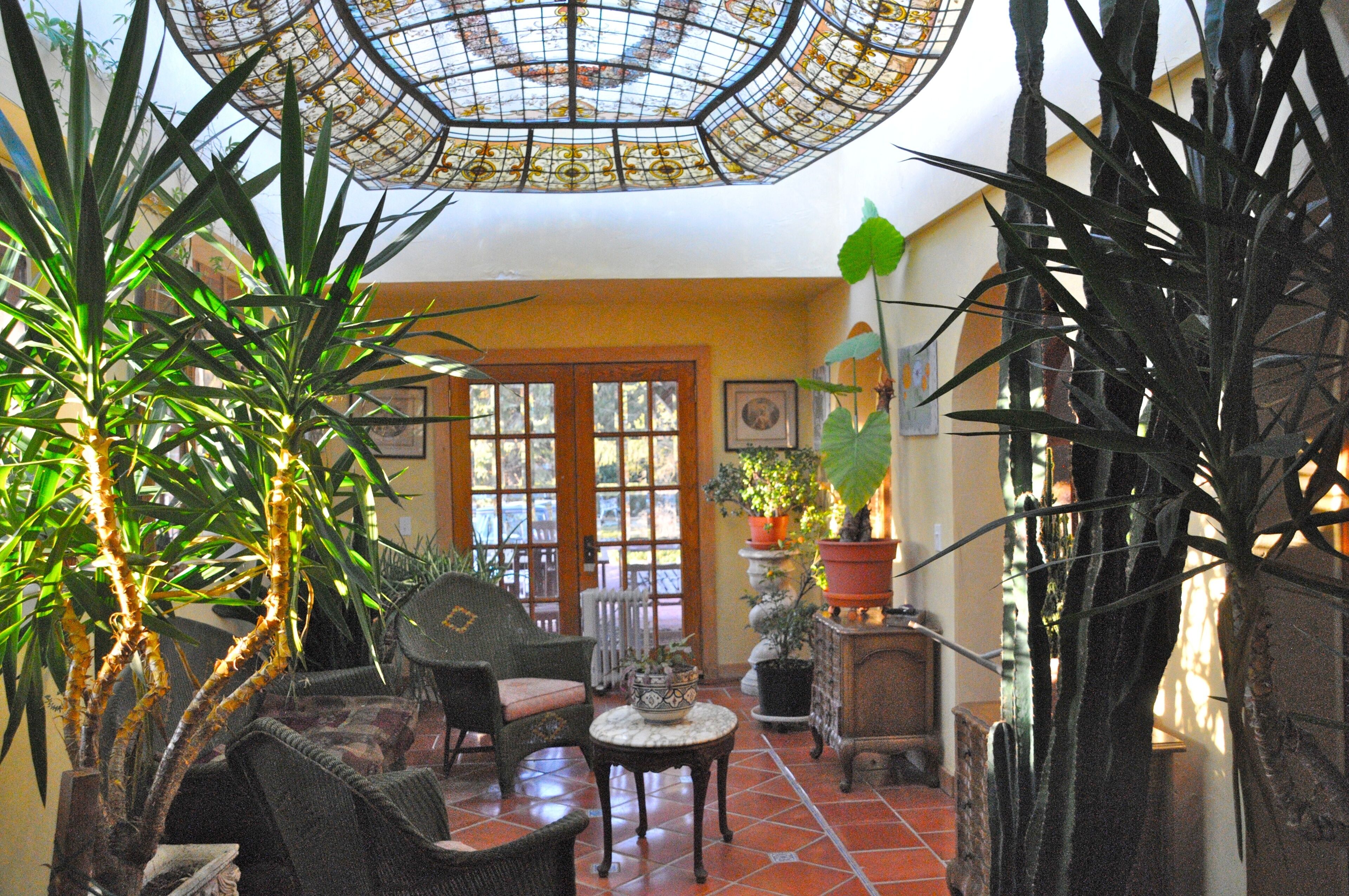  Mediterranean-style secret retreat, minutes by foot to Southampton village 