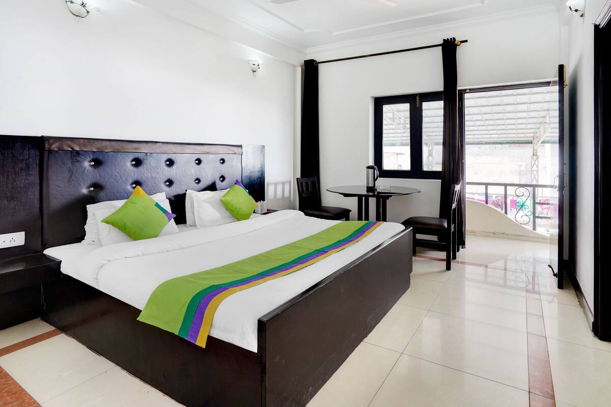 Premium Room | 1 bedroom, iron/ironing board, rollaway beds, free WiFi