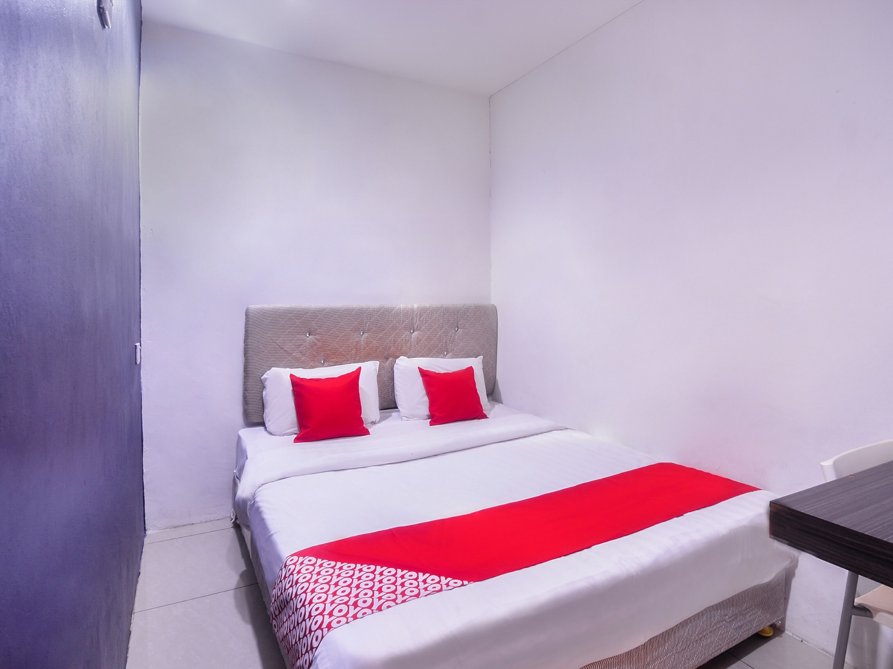 Escritorio, wifi gratis, ropa de cama