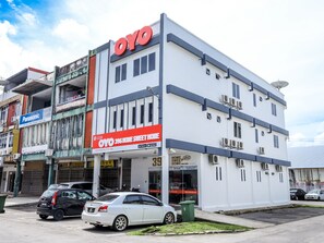 En byggnad med flera våningar, där det tydligt syns ett stort "OYO"-skylt på fasaden.