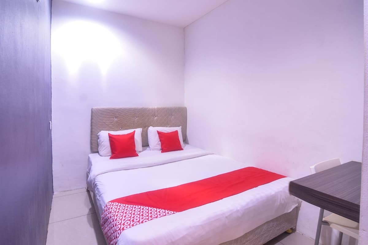 Desk, free WiFi, bed sheets