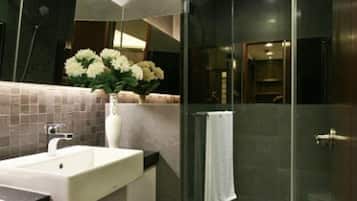 Family Apartment, 2 Bedrooms, Smoking (Zunlong) | Bathroom | Separate tub and shower, free toiletries, hair dryer, slippers