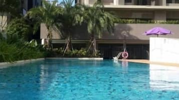 Kolam renang outdoor musiman