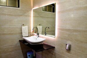 Presidential Suite | Bathroom | Hair dryer, soap, shampoo, toilet paper - Hotel Kuber (Porbandar)