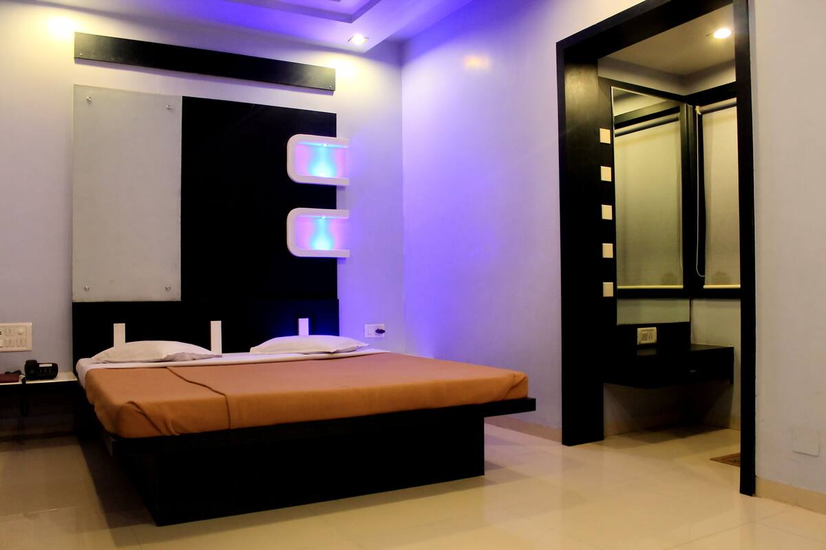 Une chambre à coucher moderne avec un lit, des tables de chevet et un miroir.