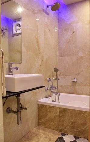 Executive Suite | Bathroom | Hair dryer, soap, shampoo, toilet paper